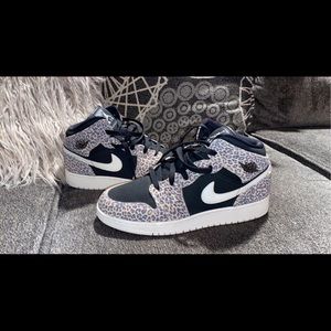 Jordan 1 Leapard print Size 7Y (women’s 8). Worn only a few times.